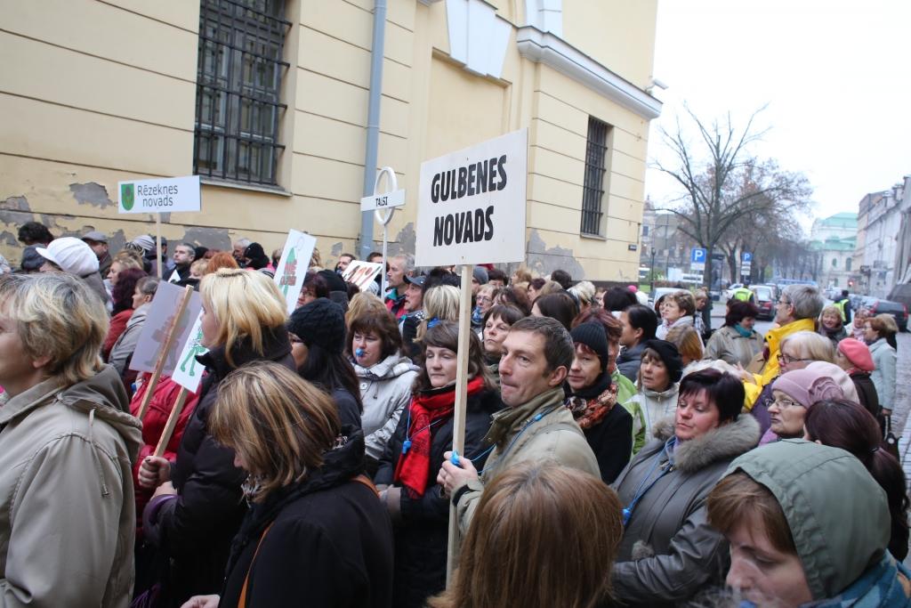 No visas valsts, arī no Gulbenes novada, pedagogi vakar no rīta devās uz Rīgu, lai pulcētos kopā piketā, pieprasot cienīgu darba samaksu.
Autors: “Delfi” 