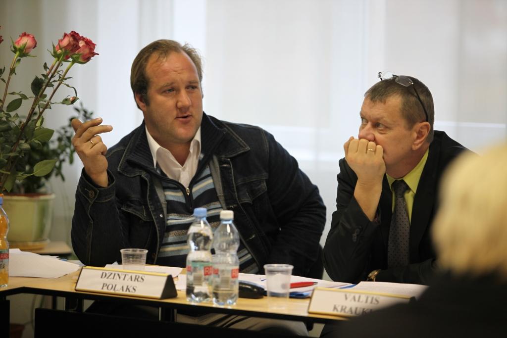 Vecstāmerienas patriots! Dzintars Poļaks (no kreisās) prot pamatot, kāpēc šai vēsturiski greznajai apdzīvotajai vietai, kura savulaik pat varēja kļūt par pilsētu, ir jābūt novada nozīmes centram.  
Autors: Gatis Bogdaniovs