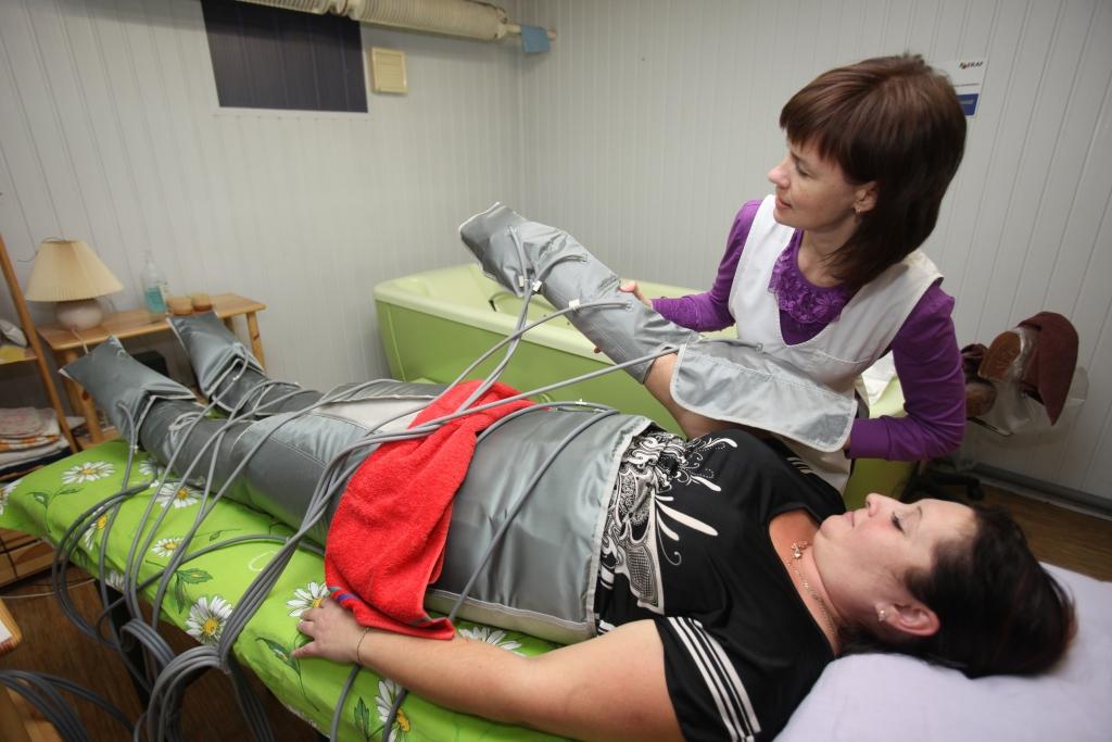 Solvita Ročāne parūpējās par to, lai Marina var izbaudīt “gaisa zābaku” jeb limfodrenāžas procedūru. Marina atzīst, ka kaut ko tādu piedzīvojusi pirmo reizi.