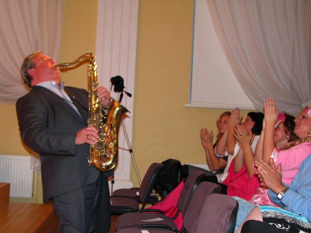Gulbenes novada domes priekšsēdētājs Nikolajs Stepanovs prot ne tikai sist bungas, bet arī izvilināt melodijas no saksofona. Arī Lubānā viņš spēlēja saksofonu daiļā dzimuma pārstāvēm. 
Autors: no Lubānas kultūras nama arhīva