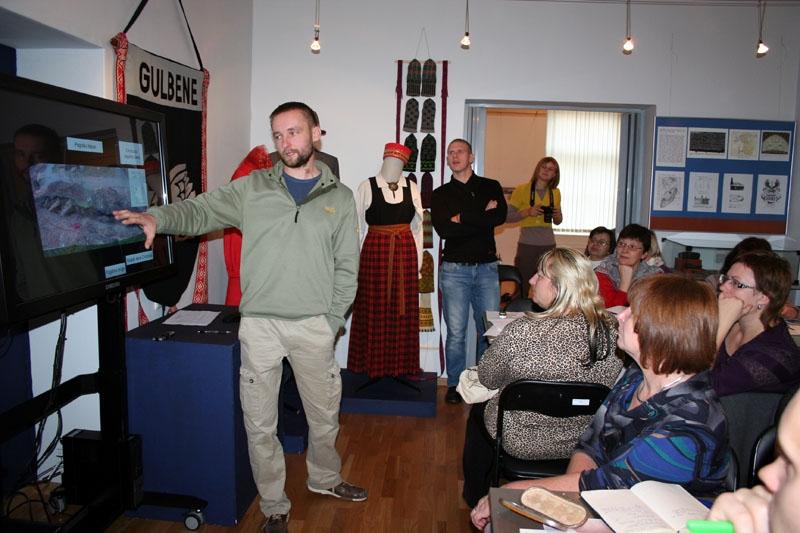 Arheologs Oskars Ušpelis klātesošos iepazīstināja ar izpētes gaitā iegūto informāciju, kā arī pastāstīja par arheologa darbu.
Autors: Evita Brokāne