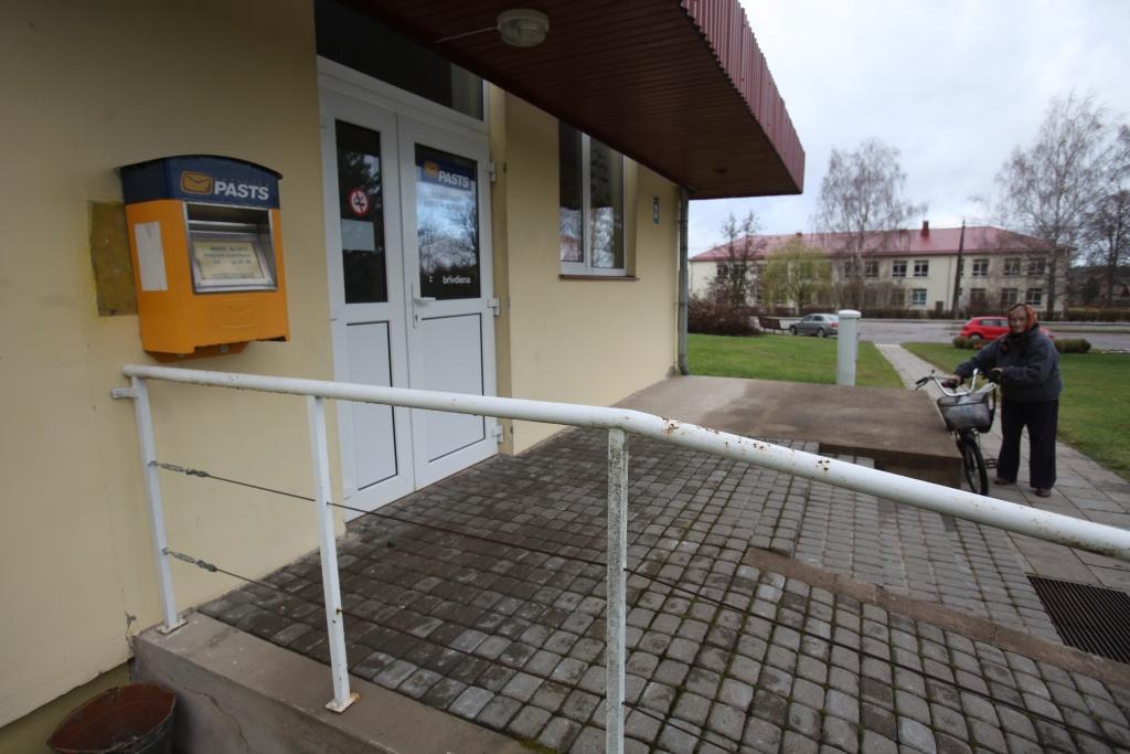 Bankomātu trūkums laukos ir liela problēma un sagādā pamatīgas neērtības lauku iedzīvotājiem. Nauda ir, bet tajā pašā laikā it kā nav, jo ar skaidras naudas izņemšanu ir problēmas. Iedzīvotāji paši meklē risinājumus, kā tikt pie skaidras naudas, piemēram, ir tādi, kas izvēlas kontu atvērt pastā.
Autors: Gatis Bogdanovs