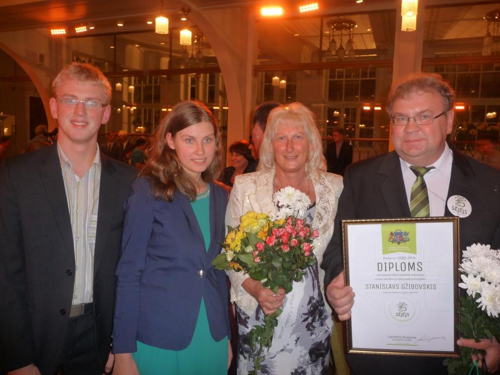 Galgauskas pagasta zemnieku saimniecības “Lācīši” kodols Stanislavs Gžibovskis (no labās) ar konkursa “Sējējs 2013” diplomu, dzīvesbiedre Gunta, meita Zane un dēls Gints.  
Autors: no personiskā arhīva
