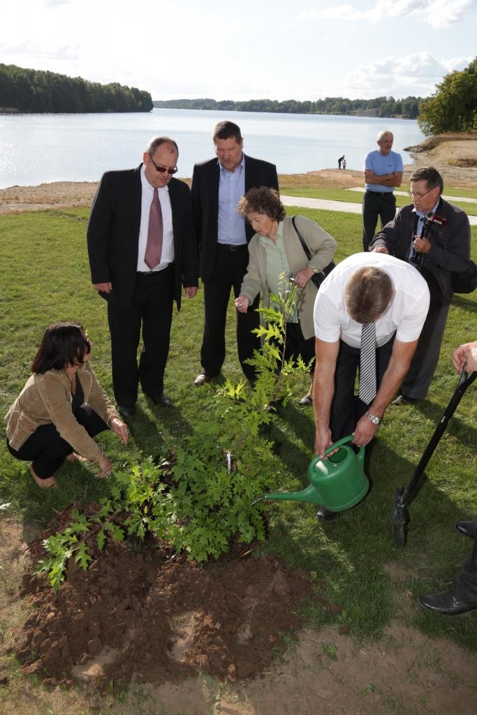 Gulbenes novada dome kopā ar Alūksnes, Apes, Balvu un Rūjienas novada pašvaldību pārstāvji stāda ozolu Likteņdārza amfiteātra ozolu godasardzē.
Autors: www.liktendarzs.lv