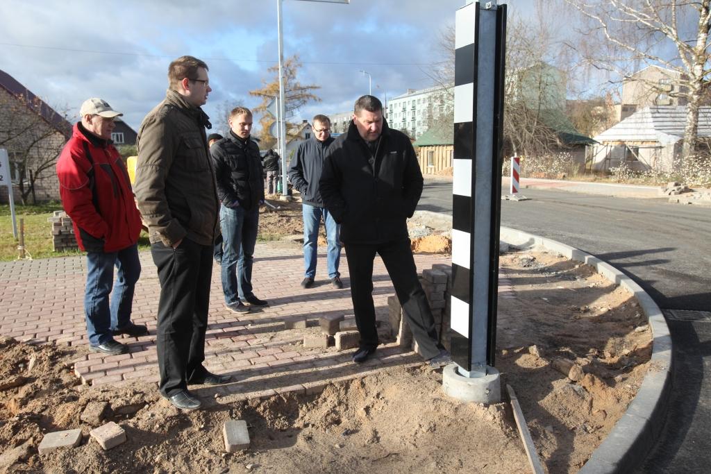 Katru nedēļu novada domes un pilsētas pārvales pārstāvji sapulcēs tiekas ar būvniekiem, būvuzraugu un autoruzraugu, lai pārraudzītu rekonstrukcijas gaitu. Šāda sapulce notika arī trešdien.
Autors: Gatis Bogdanovs 