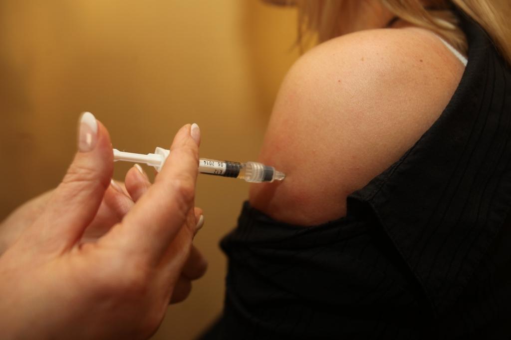 Tiklīdz iegādāta gripas vakcīna, uzreiz jādodas pie ārsta un jāveic vakcinēšana. Vakcīnu nevar dienām ilgi nesāt savā rokassomiņā, jo vakcīnai ir jānodrošina noteikta uzglabāšanas temperatūra.
Autors: Gatis Bogdanovs