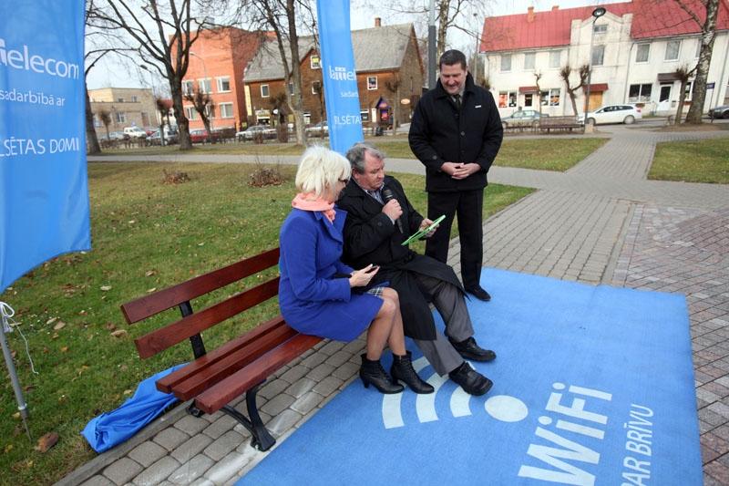 “WiFi” soliņš atrodas pie strūklakas “Paku, pakur”, kas ir iemīļota pulcēšanās vieta gulbeniešiem un arī pilsētas viesiem. Šis soliņš iezīmē teritoriju, kurā ikviens turpmāk par brīvu var lietot bezvadu internetu. 
Autors: Gatis Bogdanovs