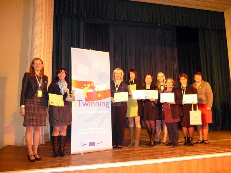 no kreisās:

Santa Prancāne (JSPA. eTwinning), Ilze Lillā (Jelgavas 4. vidusskola - bija Ivitas Steķes vietā, jo viņa tobrīd atradās eTwinning seminārā Islandē), Ilze Šmate (Sērmūkšu pamatskola), Jana Ļebedeva (Gulbenes 3. pirmsskolas izglītības iestāde 