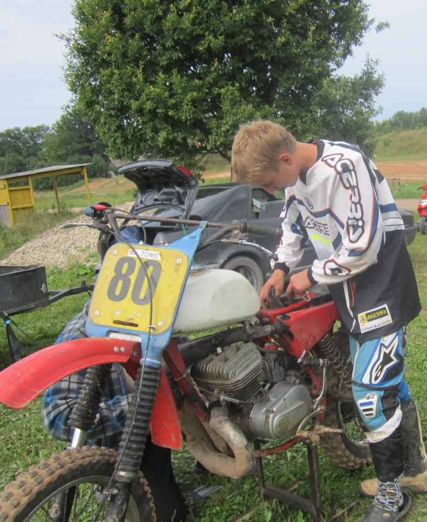 Beļavietis sešpadsmit gadus vecais Toms Priedītis retro motokrosam sācis pievērsties tikai šogad un jau paspējis gūt labus rezultātus. 
Autors: no personiskā arhīva   