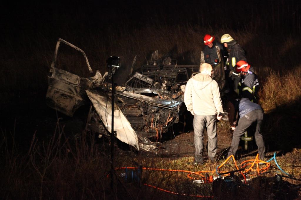 Uzliesmoja pēc sadursmes ar otru transportlīdzekli. Mikroautobuss, kura darbināšanai tika izmantota gāze, pilnībā sadega kopā ar tā vadītāju – jaunu sievieti. 
Autors: Gatis Bogdanovs