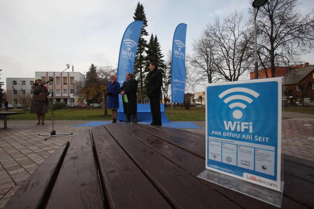 “WiFi” soliņš atrodas pie strūklakas, kas ir iemīļota pulcēšanās vieta gulbeniešiem un arī pilsētas viesiem. Šis soliņš iezīmē teritoriju, kurā ikviens turpmāk par brīvu var lietot bezvadu internetu. 
Autors: Gatis Bogdanovs
