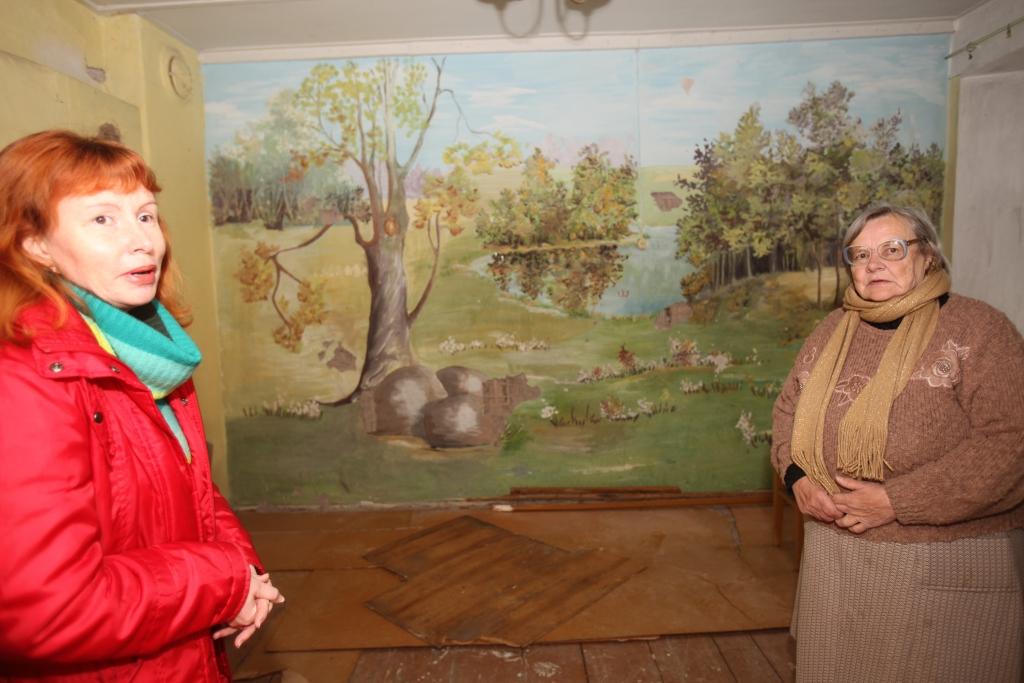 Beļavas pagasta Ozolkalna novadpētniecības koordinatorei Lailai Ķiplokai (no kreisās) un vēstures pētniecei pensionētajai skolotājai Birutai Pokulei ir daudz ko apspriest un pārrunāt, lai novadniekiem kora mākslas dižgariem Gido un Imantam Kokariem veltītā Atmiņu istaba radītu interesi cilvēkos. 	
Autors: Gatis Bogdanovs 