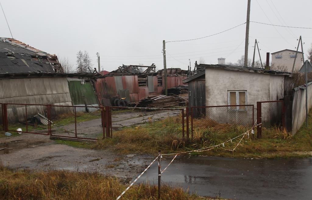 Šādi grausti skatam paveras aiz autoostas virzienā uz Emzi. Arī vairākās citās vietās pilsētā ir daudz nesakārtotu būvju.  
Autors: Gatis Bogdanovs
