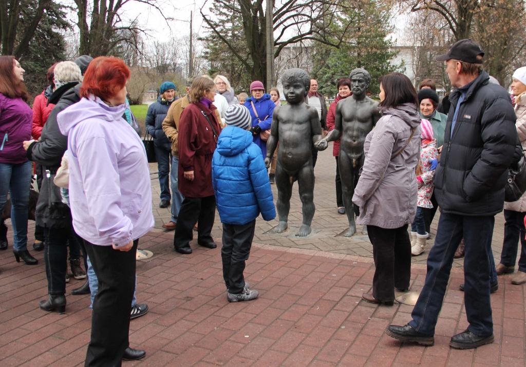 Tēvs un dēls. Bronzas tēvs un dēls Tartu uzradies 2004.gadā Starptautiskajā Bērnu aizsardzības dienā. Tēva prototips esot pats mākslinieks, bet bērns veidots pēc viņa tolaik pusotru gadu vecā dēla Kristjāna modeļa. Arī pieaugušā cilvēkā iekšā mītot liels bērns. 
Autors: Diāna Lozko 