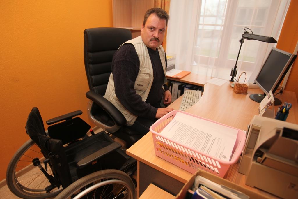 Lai arī ierauts likteņa konfliktā, gulbenietis Ainārs Melnis ir atradis sevī spēku dzīvot tālāk un būt arī sabiedrībā, būt starp cilvēkiem. Tagad viņš invalīdu biedrībā veic tehniskā sekretāra pienākumus, piemēram, ar datorprogrammu palīdzību izgatavo afišas, veic nepieciešamo dokumentāciju, iekasē biedru naudas un dara citus darbu. 
Autors: Gatis Bogdanovs