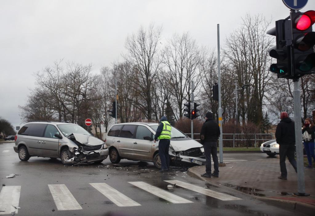 Neveiksmīgi otrdienas rīts iesākās diviem gulbeniešiem. Viņu vadītie auto cieta ceļu satiksmes negadījumā.
Autors: Gatis Bogdanovs