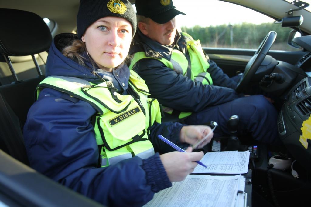 Satiksmes uzraudzības rotas vecākā inspektore Valda Gibala piektdien vairākiem autovadītājiem sastādīja administratīvā pārkāpuma protokolus par atļautā braukšanas ātruma pārkāpšanu.  
Autors: Gatis Bogdanovs