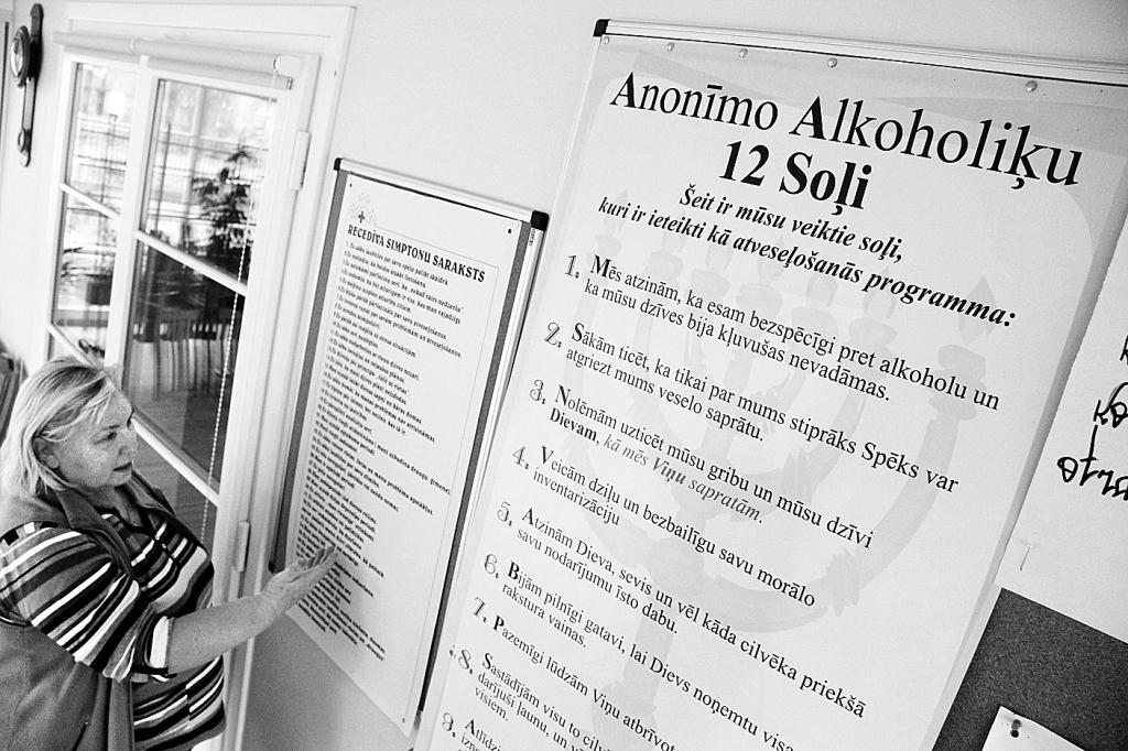 «Atveseļošanās jāsāk ar pirmo soli,» uzsver «Ģintermuižas» Minesotas programmas vadītāja psihoterapeite Mārīte Kuprēviča.  
Autors:  Agris Samcovs 