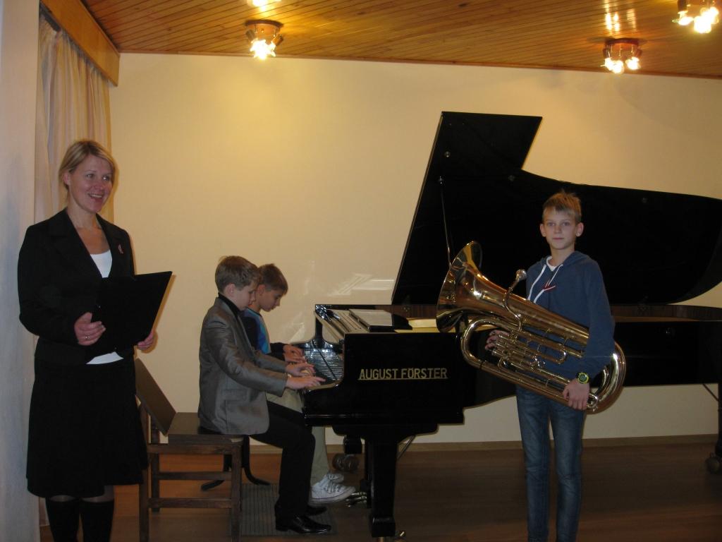 Koncertā, kas mūzikas skolā notiks piektdien un būs veltīts valsts svētkiem, uzstāsies gan pianisti Aleksis Pusts un Jānis Garans, gan arī tubists Krists Cirpons. Koncertu vadīs skolotāja Laura Anže.
Autors: Evita Brokāne