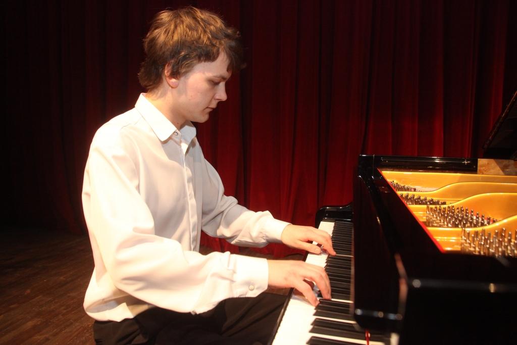 Talantīgais pianists atskaņos komponista Jāņa Ivanova skaistākos skaņdarbus. 	
Autors: Gatis Bogdanovs