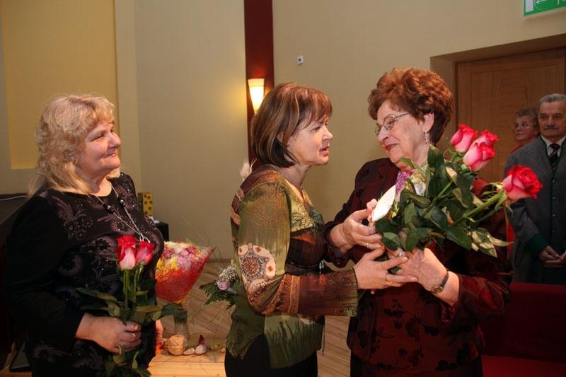 Kultūras darbinieci, Gulbenes kultūras centra senioru deju kolektīva „Vērdiņš” un Lizuma senioru tautas deju kolektīva vadītāju un deju skolotāju Dainuvīti Putniņu sumina jubilejā.
Autors: Gatis Bogdanovs (no arhīva)