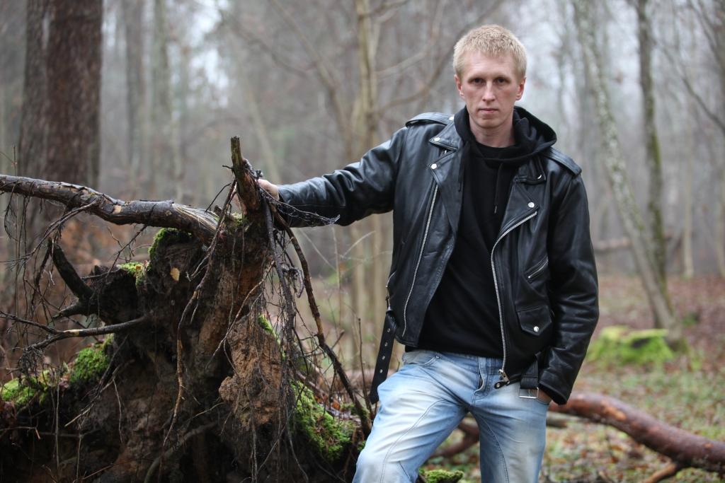 Palīdzēt no kara pārnākt mājās, dzimtenē! Šo aicinājumu par vienu no savas dzīves mērķiem ir pieņēmis 35 gadus vecais gulbenietis Māris Jurciņš, kurš iesaistījies sabiedriskajā organizācijā “Leģenda”.  Tā nodarbojas ar Pirmajā un Otrajā pasaules karā kritušo un bezvēsts pazudušo karavīru mirstīgo palieku meklēšanu, reģistrēšanu un pārapbedīšanu. Šoruden M.Jurciņš pateicībā no Brāļu kapu komitejas saņēmis krūšu nozīmīti “Cilvēki cilvēkiem” un Atzinības rakstu par pašaizliedzīgu un godprātīgu darbu Latvijas karavīru apbedījumu vietā Pleskavas apgabalā pie Voronkovas ciema (Krievijā).
Autors: Gatis Bogdanovs