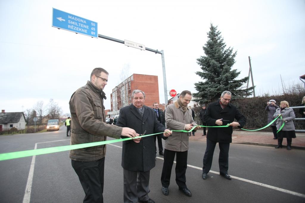 Gan novada domes, gan Satiksmes ministrijas, gan arī būvnieku pārstāvji cer, ka rekonstruētā Blaumaņa iela kalpos ilgi.  
Autors: Gatis Bogdanovs