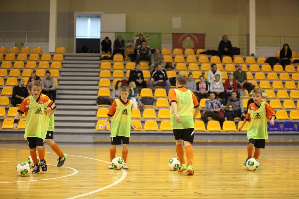 Gulbenes jaunie futbolisti pasniedzēju vadībā praktiski rādīja, kā vispārizglītojošo skolu sporta stundās izmantot semināra teorētiskajā daļā analizētos piemērus. 
Autors: Gatis Bogdanovs