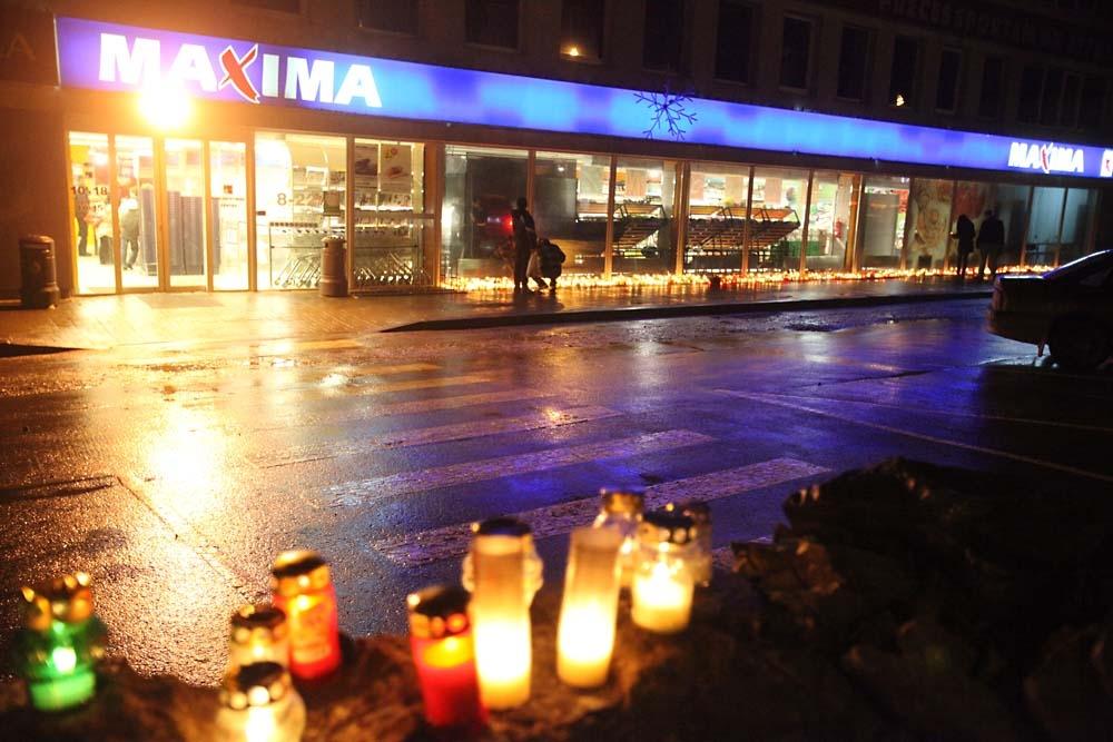 Tad, kad visā Latvijā cilvēki sēro par 21.novembrī Rīgas veikala  „Maxima” bojā gājušajiem un cietušajiem pēc ēkas jumta sagrūšanas, arī Gulbenē pie veikala „Maxima” iedzīvotāji noliek aizdegtas 
svecītes. Lukturīšu rindas pie veikaliem Skolas un Rīgas ielā kļūst arvien garākas.
Autors: Gatis Bogdanovs