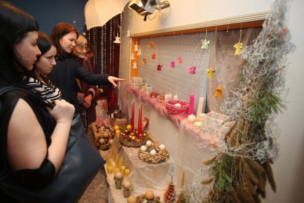 Skaisti dažādu materiālu un krāsu vainagi, svētku dekori, svečturi, apsveikumu kartītes, dāvanu kārbiņas, arī dažādi meistaru darinājumi, kas var noderēt dāvanām, - tas viss aplūkojams un iegādājams izstādē amatnieku bodītē “Tradīciju lāde”.     
Autors: Gatis Bogdanovs