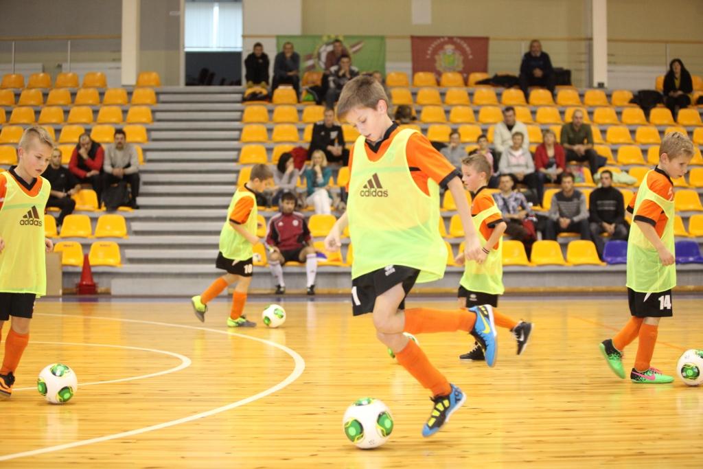 Gulbenes jaunie futbolisti praktiski rādīja, kā vispārizglītojošo skolu sporta stundās izmantot teorētiskajā daļā analizētos piemērus. 	
Autors: Gatis Bogdanovs