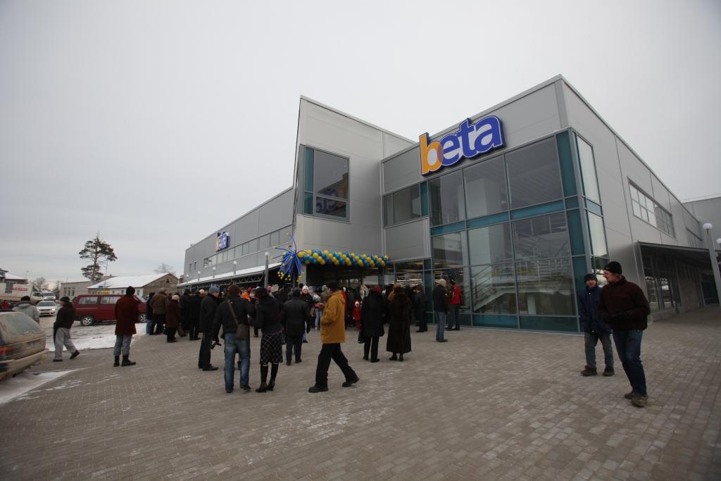 Veikalam “Beta” vēl nav piecu gadu, tāpēc arī šo namu apsekos novada būvvalde reizē ar daudzām citām publiskajām ēkām pilsētā un pagastos. 
Autors: no “Dzirksteles” arhīva