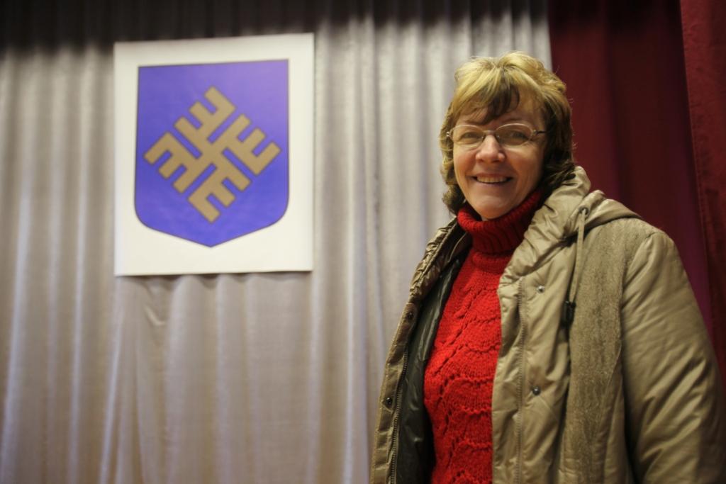 Pavisam nesen pie sava ģerboņa tika Stāmerienas pagasts. Stāmerienas tautas nama vadītāja Gaida Vīksniņa saka, ka arī pagasta iedzīvotāji jau ir iepazinušies ar to, kāds izskatās pagasta ģerbonis - zilā laukā šķērsām likts zelta ugunskrusts ar trim izvirzījumiem šķērsa galā.
Autors: Gatis Bogdanovs