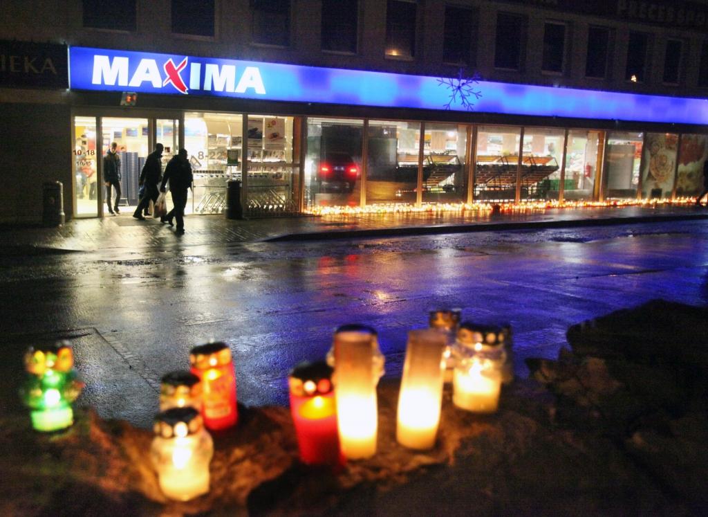 Pareizi vai ne, bet cilvēki paši sestdien stihiski sāka likt iedegtas svecītes pie veikaliem “Maxima” visā Latvijā, arī Gulbenē, tā klusi pieminot bojā gājušos. Tā tas turpinājās arī svētdien un pirmdien. 	
Autors: Gatis Bogdanovs
