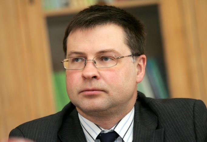 Premjers Valdis Dombrovskis valdību vada kopš 2009.gada marta. Pirmo reizi Ministru prezidenta amatā Dombrovskis tika apstiprināts 2009.gada 12.martā, otro reizi - 2010.gada 3.novembrī. Savukārt trešo reizi par valdības vadītāju viņš tika apstiprināts 2011.gada 25.oktobrī (