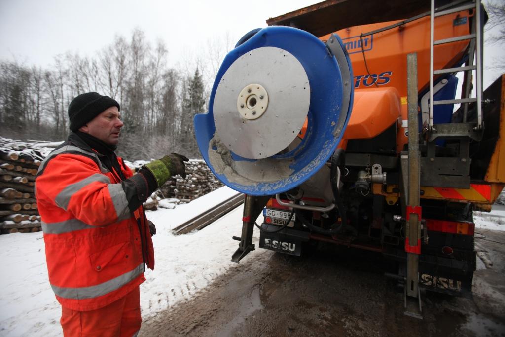 Speciālā tehnika, kas paredzēta ceļu kaisīšanai un tīrīšanai ziemā, ir gatava. Ceļus kaisīt vakar devās arī autovadītājs Artūrs Mežals. 
Autors: Gatis Bogdanovs