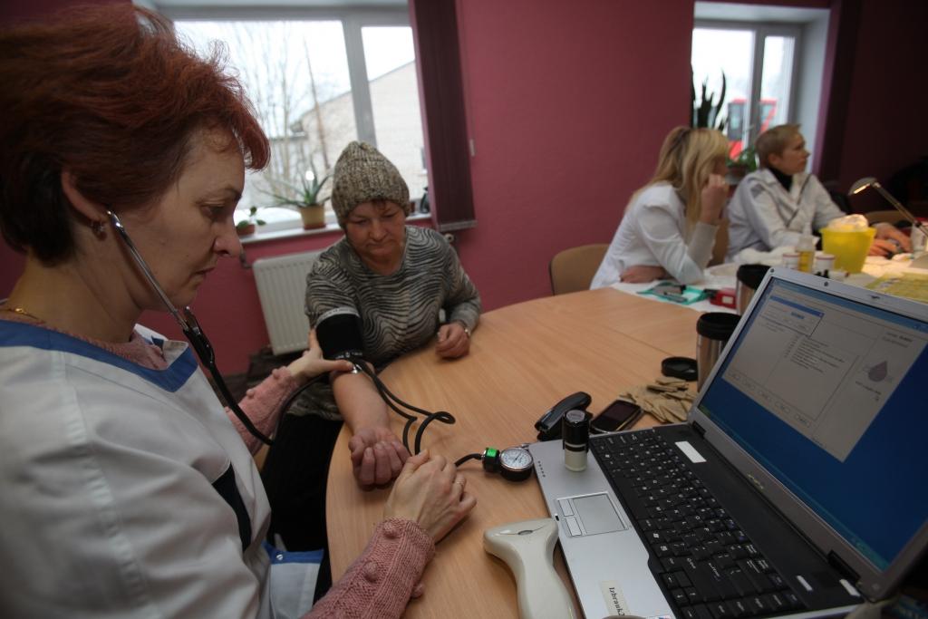 Stradu pagasta iedzīvotāja Ligita Dzelzkalne (vidū) asinis nodevusi jau 107 reizes, tādējādi kļūstot par zelta Goda zīmes saņēmēju. 
Autors: Gatis Bogdanovs  