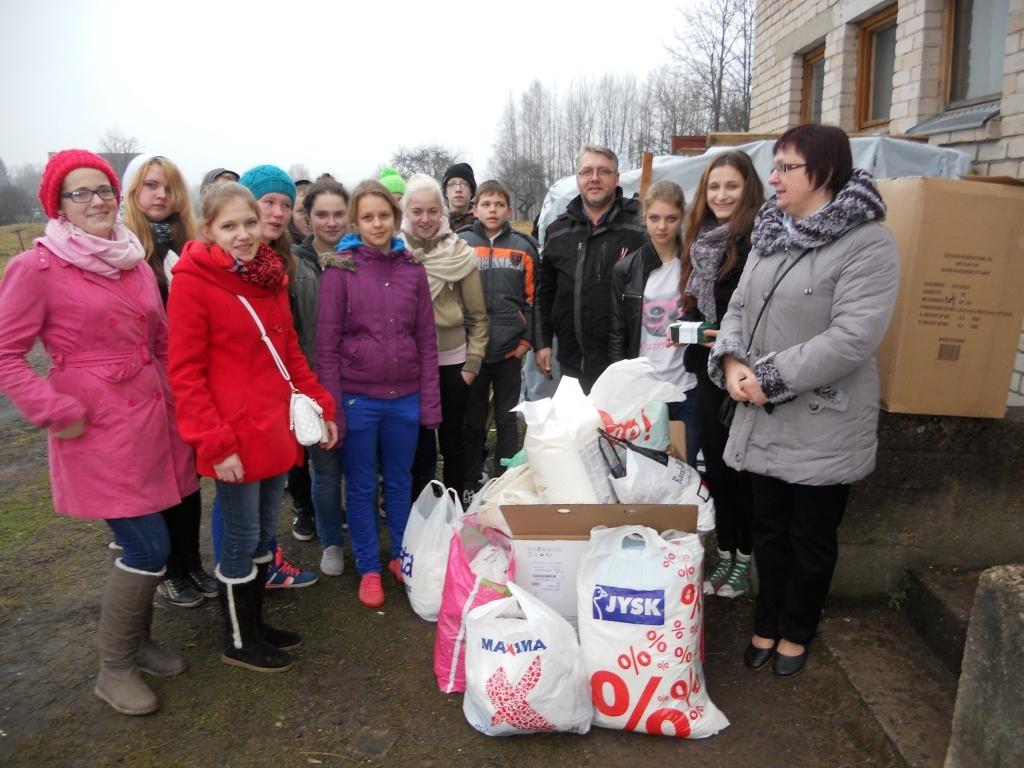 Lizuma vidusskolas 8.klases skolēni ciemojas dzīvnieku mājā 