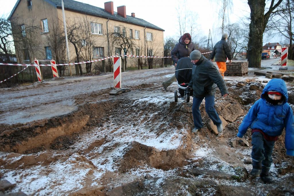 Ierakums pie ierakuma – tā tagad izskatās Gulbenes Miera iela, kuras rekonstrukcija ir iesākusies vasarā un gaužām lēni virzījusies uz priekšu. 
Autors: Gatis Bogdanovs  