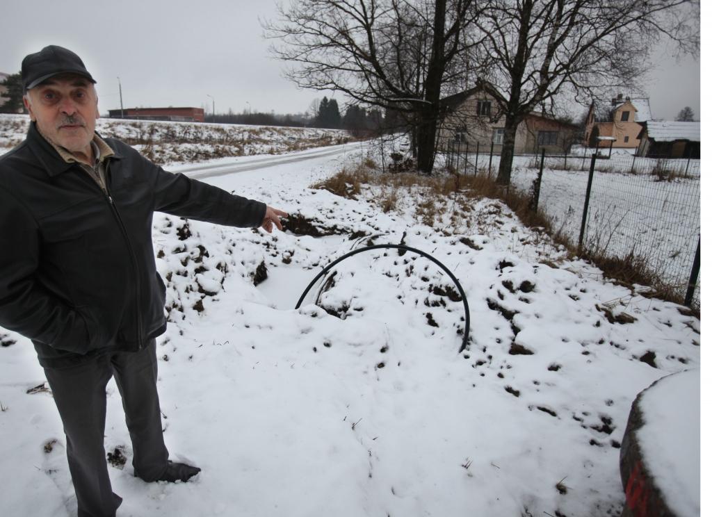 Arī Freda Burkevica ģimene gribētu lietot Gulbenes ūdensvadu, taču tā ir izrādījusies patvaļība un utopija. Turklāt, rokot zemi, nolīgtais ekskavatora vadītājs nejauši ir pārrāvis kaimiņmājas ūdensvadu (attēlā), kuru SIA “Alba” vilcinās salabot. 
Autors: Gatis Bogdanovs