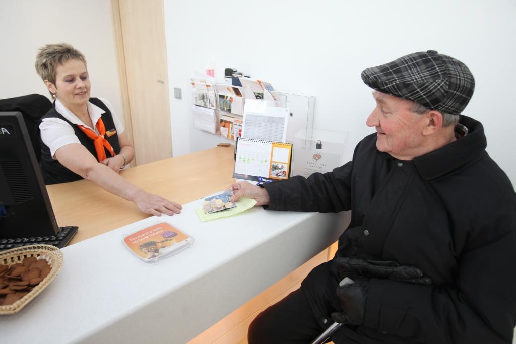 Gulbenietis Jurijs Jevdokimovs stāsta, ka eiro monētu sākuma komplektu „Swedbank” Gulbenes filiālē nolēmis iegādāties tāpēc, ka bijusi vēlme tuvāk iepazīties ar jauno naudu, bet pirms tam rindā neesot vajadzējis stāvēt.   
Autors: Gatis Bogdanovs