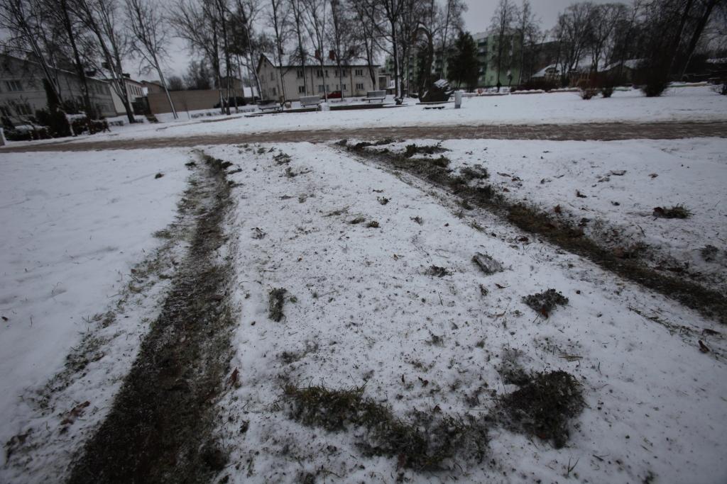 Kāds autovadītājs, iespējams, džipa, šīs nedēļas sākumā izbraukājis Jaunatnes parku. No rīta par to liecināja mašīnas atstātās “pēdas”.
Autors: Gatis Bogdanovs