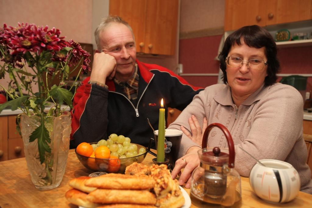 Jānis un Aina Lazdiņi priecājas, ka viņu bērni ir tepat Latvijā, ka dēls Jānis turpina tēva iesāktos darbus un abas meitas izmanto katru iespēju, lai paviesotos vecāku mājās. 	
Autors: Gatis Bogdanovs