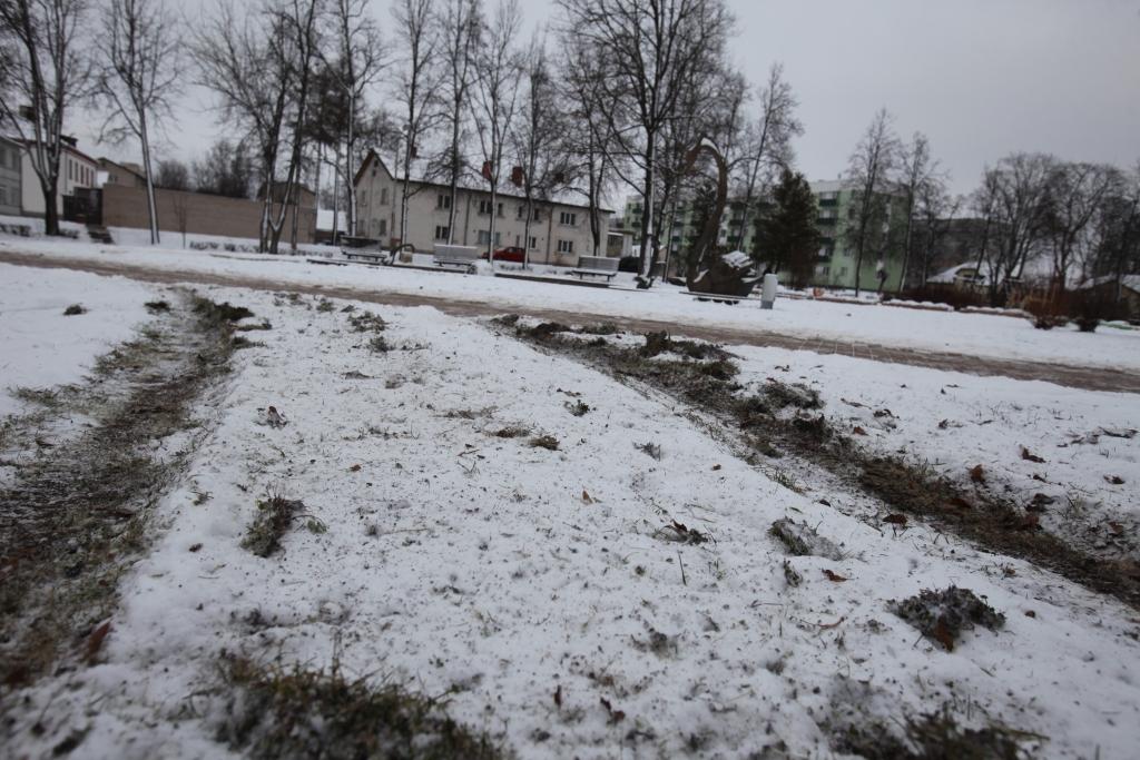 Kāds autovadītājs, iespējams, džipa, šīs nedēļas sākumā izbraukājis Jaunatnes parku. No rīta par to liecināja mašīnas atstātās “pēdas”.
Autors: Gatis Bogdanovs