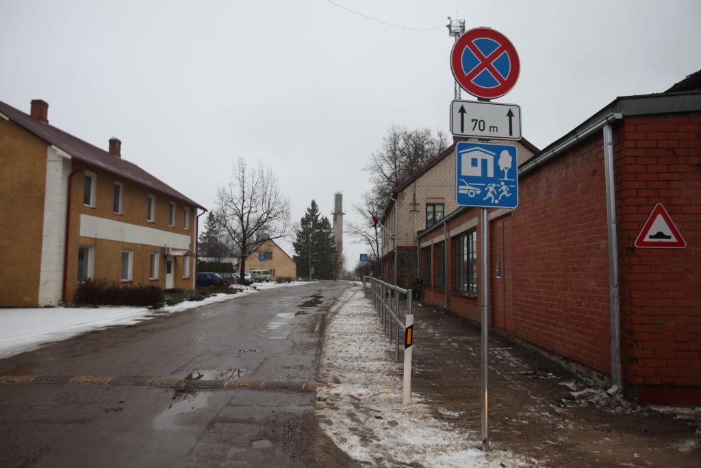 Netālu no Stāķu pamatskolas ir uzstādīta ceļa zīme numur 528, tas ir, dzīvojamā zona, bet ir kravas transportlīdzekļu autovadītāji, kas šo zīmi ignorē. 
Autors: Gatis Bogdanovs