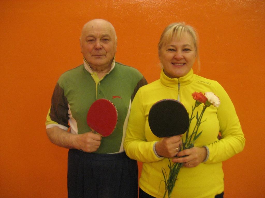 Uz treniņiem un sacensībām aicinātas arī dāmas! Daukstu pagasta Staros iespēju regulāri nodarboties ar galda tenisu pieredzējušu sportistu konkurencē šobrīd izmanto tikai Vita Kore. Sporta darba organizators Jāzeps Odumiņš aicina pievienoties vēl citas interesentes. 
Autors: no personiskā arhīva