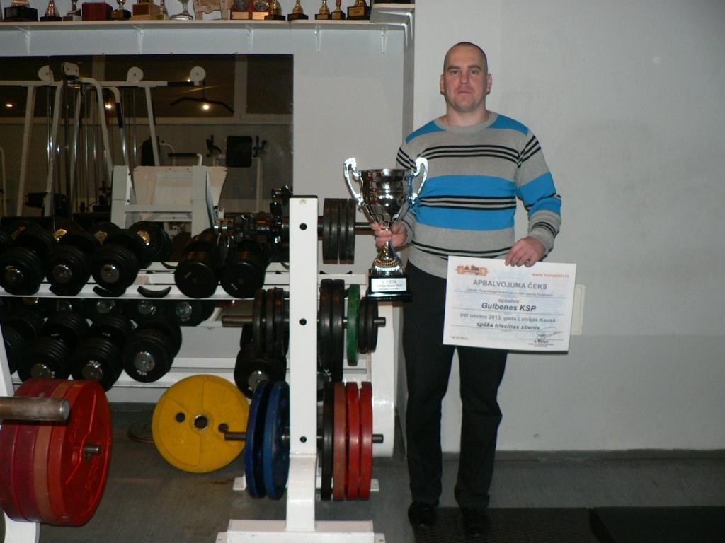 Līdz ar godalgām, kas tika saņemtas par dalību čempionātā, sporta klubam “Gulbenes K.S.P.” tika pasniegts arī šīgada Latvijas kauss spēka trīscīņā. 
Autors: no personiskā arhīva