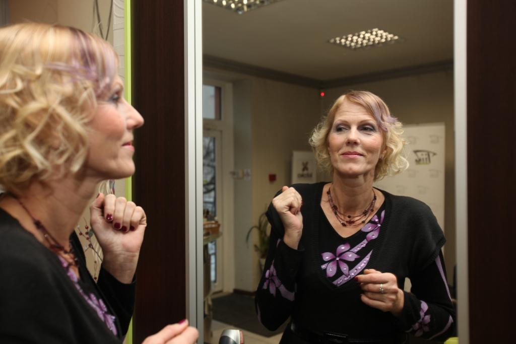 Pēc četru stundu ilgajām paŗvērtībām Velga priecājas gan par matu sakārtojumu, gan grimu.
Autors: Gatis Bogdanovs