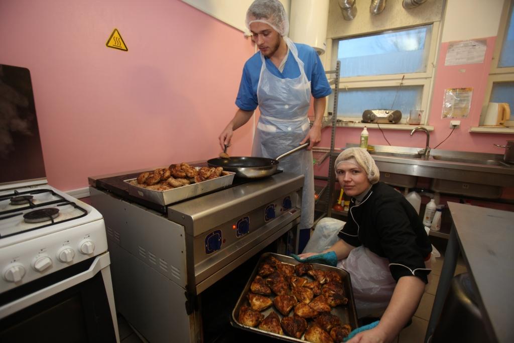 Šobrīd uzņēmumā kā pavāri strādā Lolita Pendrika un Edvards Kalniņš, taču tiek domāts par vēl vienu pavāra pieņemšanu darbā.   
Autors: Gatis Bogdanovs