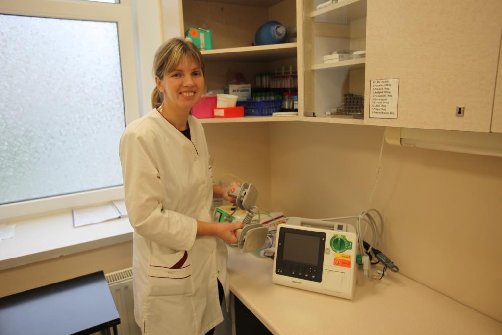 Gulbenes slimnīcā, gan steidzamās medicīniskās palīdzības punktā, gan operāciju blokā, tagad ir pieejama reanimācijas iekārta – defibrilators.  Pēc speciālistu atzinuma tā modelis ir viens no labākajiem, kādi ir pieejami Eiropā. “Labāk, ja tāda iekārta nav jāpielieto, taču reizēm nākas lietot,” “Dzirkstelei” saka neatliekamās palīdzības ārste Dina Dzerkale.      
Autors: Evita Brokāne